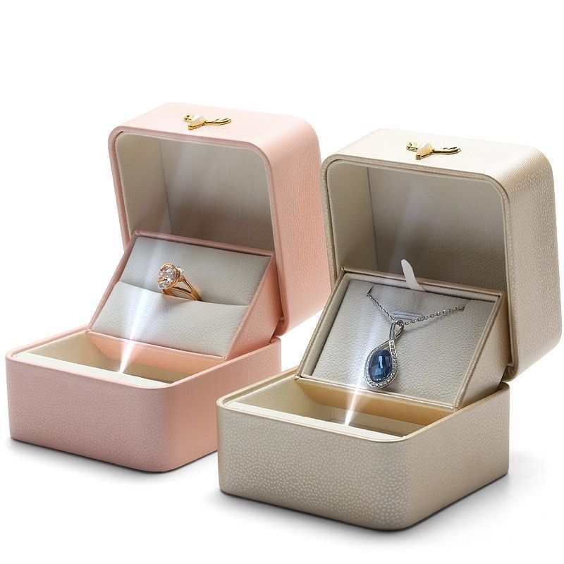 Fin Créatif Lampe à émission lumineuse LED Boîte d'affichage d'anneau à anneau unique Pendentif Boîte à bijoux Boîte cadeau Boîte en cuir PU