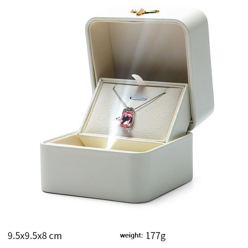 Fin Créatif Lampe à émission lumineuse LED Boîte d'affichage d'anneau à anneau unique Pendentif Boîte à bijoux Boîte cadeau Boîte en cuir PU