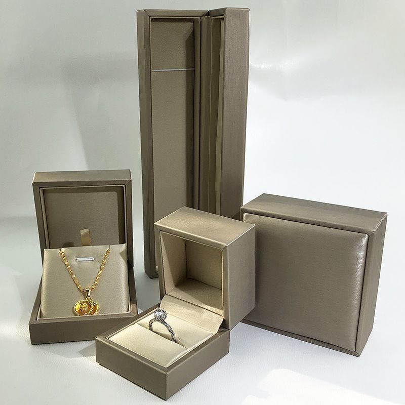 Boîtes d'affichage de cadeaux en cuir PU en carton d'ivoire Eco-friendly pour les anneaux bijoux montre portefeuille