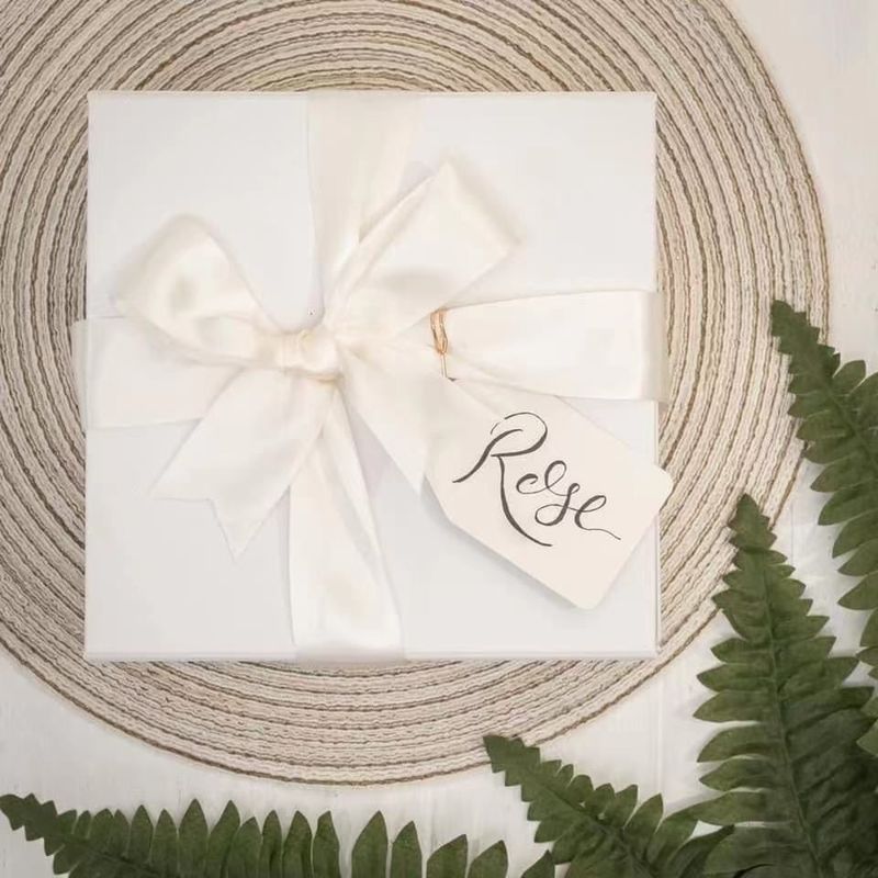 Boîte cadeau en carton blanc à fermeture magnétique personnalisée pour la fête des mères