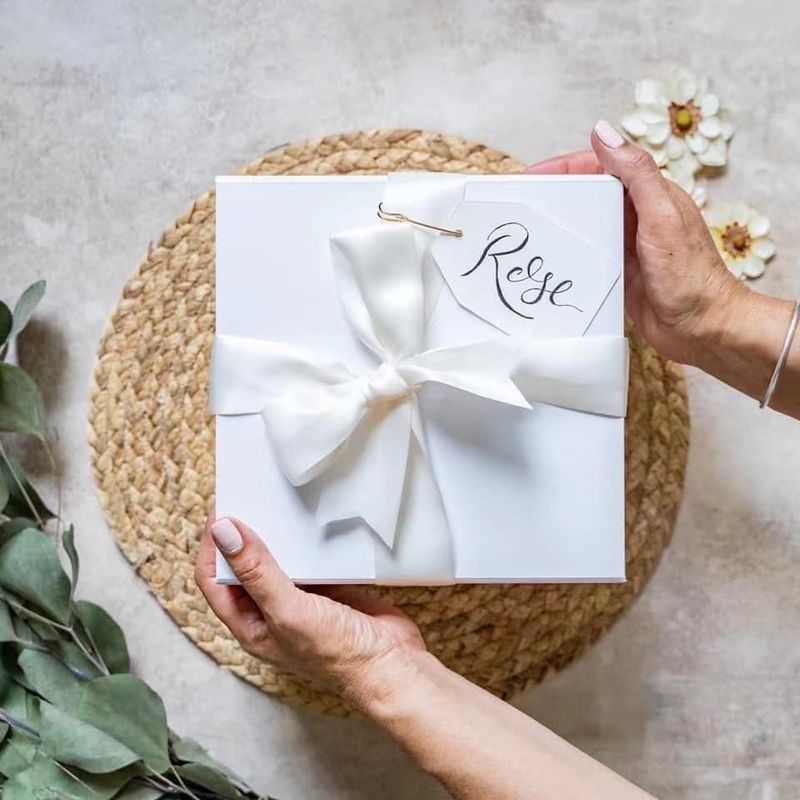 Boîte cadeau en carton blanc à fermeture magnétique personnalisée pour la fête des mères