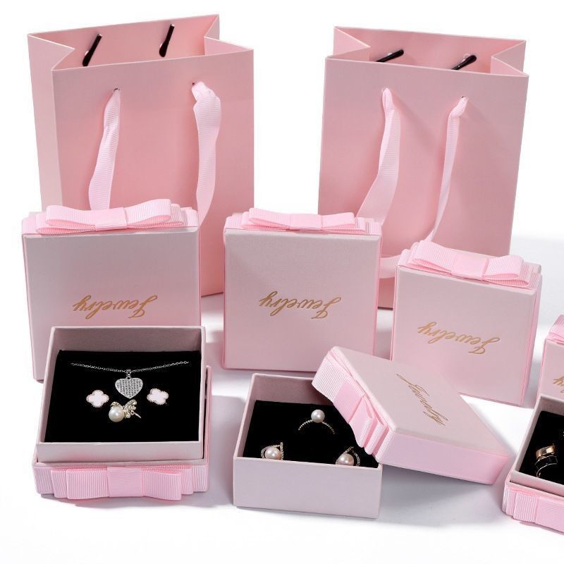 Boîte cadeau de bijoux de couleur rose Eco Friendly Stamping à chaud Boîte d'emballage en papier de luxe