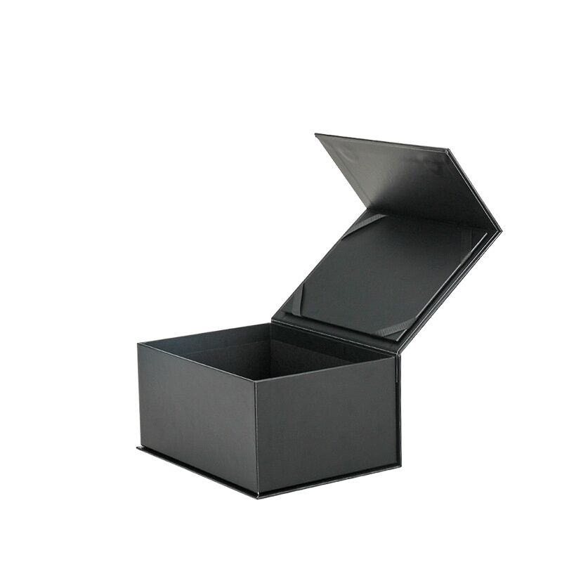 Boîtes cadeaux en carton avec ruban et finitions spéciales : marquage à chaud, vernis sélectif UV, gaufrage et débossage pour l'apparence